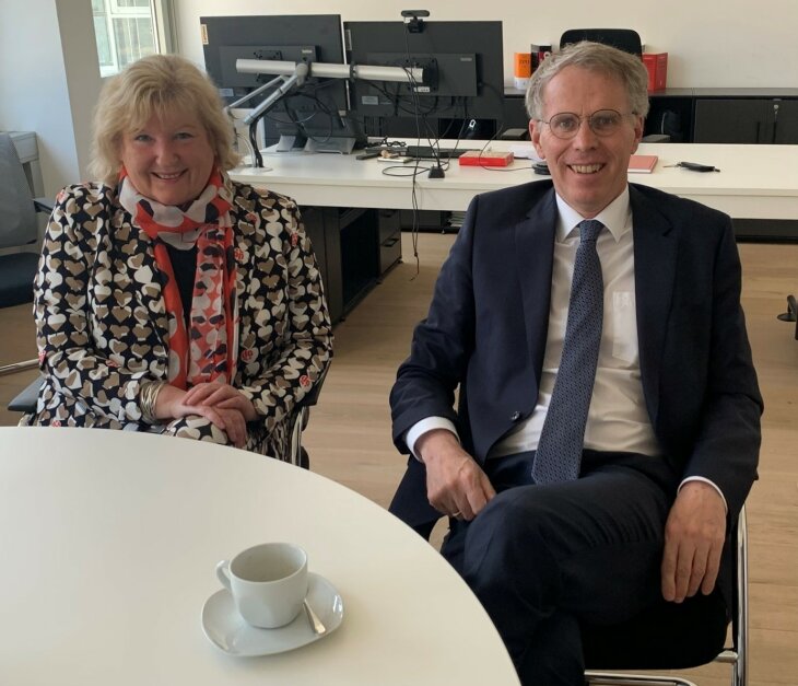 Bild Frau Präsidentin Mit Amtschef
