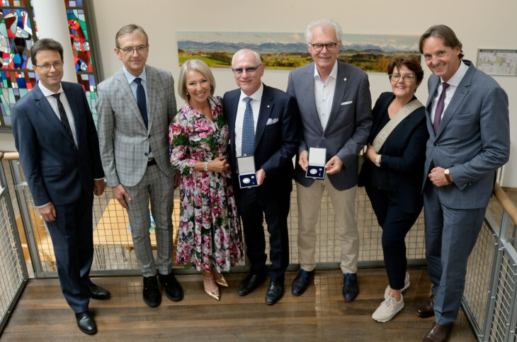 PräsLG Konrad Beß mit VRiLG Dr. Schiller sowie Handelsrichtern Jürgen Steigmüller und Manfred Eberhard PräsLG Konrad Beß mit VRiLG Dr. Schiller sowie Handelsrichtern Jürgen Steigmüller und Manfred Eberhard