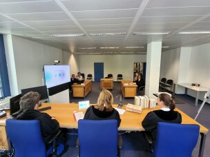 Sitzung mit Videokonferenzanlage