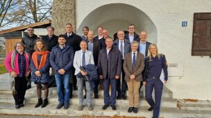 Beschreibung zu anliegendem Gruppenbild: Staatsanwältinnen und Staatsanwälte sowie Polizeibeamte entlang der Brennerroute aus Trient, Bozen, Innsbruck, Traunstein, Rosenheim und München; in der zweiten Reihe ganz rechts Leitender Oberstaatsanwalt Dr. Wolfgang Beckstein, daneben (2. von rechts) Oberstaatsanwalt Dr. Martin Freudling als Organisator.