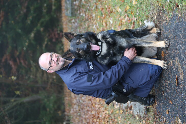 Diensthundeführer Phk Strasser-moraras Mit Dem Datenträgerspürhund Dimi
