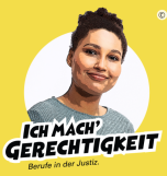 Eine junge Frau schaut lächelt. Darunter steht der Slogan "Ich mach Gerechtigkeit - Berufe in der Justiz".