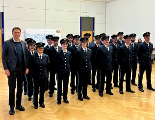 Justizminister Georg Eisenreich mit den neu eingestellten Justizwachtmeisterinnen und Justizwachtmeister Justizminister Georg Eisenreich mit den neu eingestellten Justizwachtmeisterinnen und Justizwachtmeister