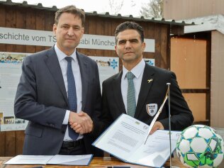 Justizminister Georg Eisenreich zusammen mit Alon Meyer, dem Präsidenten von MAKKABI Deutschland Justizminister Georg Eisenreich zusammen mit Alon Meyer, dem Präsidenten von MAKKABI Deutschland