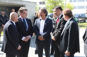 Bayerns Justizminister Bausback (2. v. l.) und Robert-Marius Cazanciuc (4. v. l.) werden vor der JVA Landshut von Oberbürgermeister Hans Rampf (1. v. l.) sowie dem Anstaltsbeiratsvorsitzenden und örtlichen Landtagsabgeordneten Helmut Radlmeier (5. v. l.) begrüßt Bayerns Justizminister Bausback (2. v. l.) und Robert-Marius Cazanciuc (4. v. l.) werden vor der JVA Landshut von Oberbürgermeister Hans Rampf (1. v. l.) sowie dem Anstaltsbeiratsvorsitzenden und örtlichen Landtagsabgeordneten Helmut Radlmeier (5. v. l.) begrüßt
