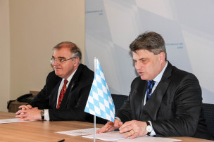 v.l.: Prof. Dr. Wolfgang Brandstetter und Bayerns Justizminister Bausback v.l.: Prof. Dr. Wolfgang Brandstetter und Bayerns Justizminister Bausback