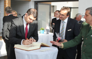 Der rumänische Justizminister Robert-Marius Cazanciuc (1. v.l.) trägt sich auf Einladung von Anstaltsleiter Andreas Stoiber (2. v.l.) in das Gästebuch der JVA Landshut ein Der rumänische Justizminister Robert-Marius Cazanciuc (1. v.l.) trägt sich auf Einladung von Anstaltsleiter Andreas Stoiber (2. v.l.) in das Gästebuch der JVA Landshut ein