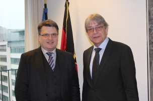 Minister Bruev.l.: Bayerns Justizminister Bausback und Botschafter Silberbergssel3 Minister Bruev.l.: Bayerns Justizminister Bausback und Botschafter Silberbergssel3