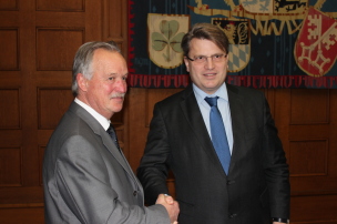 v.l.: Walter Bauer, Bayerns Justizminister Bausback v.l.: Walter Bauer, Bayerns Justizminister Bausback