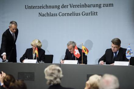 Unterzeichnung der Vereinbarung, v.l.: Prof. Monika Grütters, Prof. Dr. Christoph Schäublin und Bayerns Justizminister Bausback Unterzeichnung der Vereinbarung, v.l.: Prof. Monika Grütters, Prof. Dr. Christoph Schäublin und Bayerns Justizminister Bausback