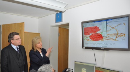 Besichtigung der elektronischen Aufenthaltsüberwachung; v.l.: Bayerns Justizminister Bausback, Hessens Justizministerin Kühne-Hörmann Besichtigung der elektronischen Aufenthaltsüberwachung; v.l.: Bayerns Justizminister Bausback, Hessens Justizministerin Kühne-Hörmann