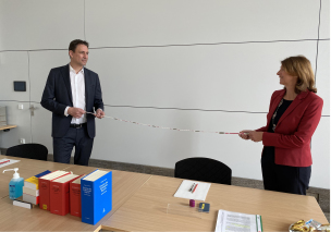 Bayerns Justizminister Georg Eisenreich mit der Leiterin des Landesjustizprüfungsamts Dr. Beatrix Schobel Bayerns Justizminister Georg Eisenreich mit der Leiterin des Landesjustizprüfungsamts Dr. Beatrix Schobel