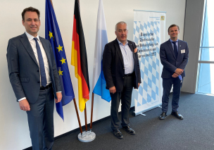 Bayerns Justizminister Georg Eisenreich (links) mit Ludwig Spaenle, Antisemitismusbeauftragter der Bayerischen Staatsregierung (Mitte) sowie Oberstaatsanwalt Andreas Franck, Antisemitismusbeauftragter der Generalstaatsanwaltschaft München (rechts) Bayerns Justizminister Georg Eisenreich (links) mit Ludwig Spaenle, Antisemitismusbeauftragter der Bayerischen Staatsregierung (Mitte) sowie Oberstaatsanwalt Andreas Franck, Antisemitismusbeauftragter der Generalstaatsanwaltschaft München (rechts)