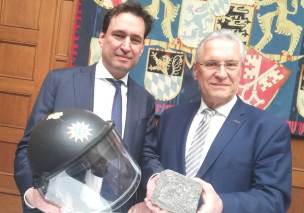 Bild von Justizminister Georg Eisenreich und Innenminister Joachim Herrmann mit einem Helm, der 2013 bei Krawallen um die Rote Flora in Hamburg von einem bayerischen Polizisten getragen und schwer beschädigt wurde Bild von Justizminister Georg Eisenreich und Innenminister Joachim Herrmann mit einem Helm, der 2013 bei Krawallen um die Rote Flora in Hamburg von einem bayerischen Polizisten getragen und schwer beschädigt wurde