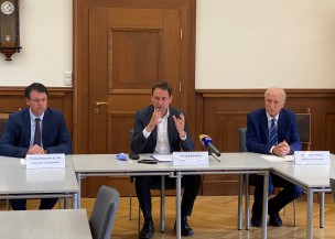 Staatsanwalt als Grupppenleiter Rauscher, Staatsminister Eisenreich. LOStA Dr. Prokop bei der Pressekonferenz Staatsanwalt als Grupppenleiter Rauscher, Staatsminister Eisenreich. LOStA Dr. Prokop bei der Pressekonferenz