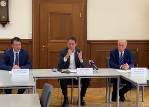 Staatsanwalt als Grupppenleiter Rauscher, Staatsminister Eisenreich. LOStA Dr. Prokop bei der Pressekonferenz