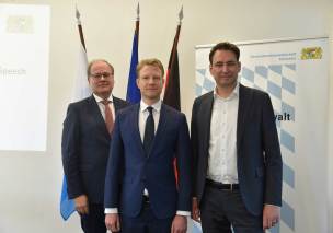 Bild von Bayerns Justizminister Georg Eisenreich mit Generalstaatsanwalt Reinhard Röttle und dem neuen Hate-Speech-Beauftragten Oberstaatsanwalt Klaus-Dieter Hartleb Bild von Bayerns Justizminister Georg Eisenreich mit Generalstaatsanwalt Reinhard Röttle und dem neuen Hate-Speech-Beauftragten Oberstaatsanwalt Klaus-Dieter Hartleb