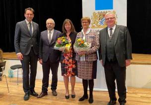 Justizminister Georg Eisenreich mit dem neuen Präsidenten Lothar Schmitt (li.) und dem scheidenden Präsidenten Clemens Lückemann (re.) sowie deren Ehefrauen Justizminister Georg Eisenreich mit dem neuen Präsidenten Lothar Schmitt (li.) und dem scheidenden Präsidenten Clemens Lückemann (re.) sowie deren Ehefrauen