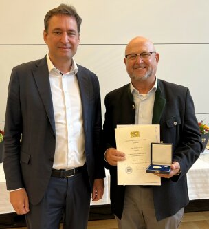 Justizmedaille 2025 Justizminister Eisenreich mit Detlef Dörrié