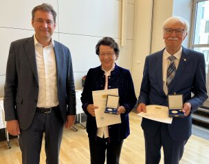 Justizmedaille 2025 Justizminister Eisenreich mit Dr. Heinz-Günter Kuhls und Maria Stelzl