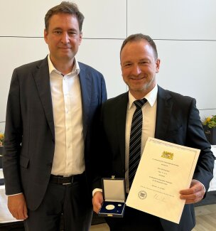Justizmedaille 2025 Justizminister Eisenreich mit Uwe Franz