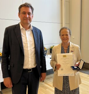 Justizmedaille 2025 Justizminister Eisenreich mit Gabriele Jäger