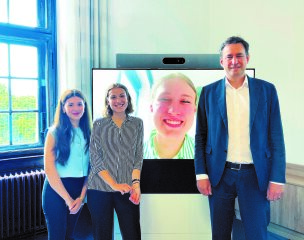 Bayerns Justizminister Georg Eisenreich Mit Dem Gewinnerteam „sue-per Girls_