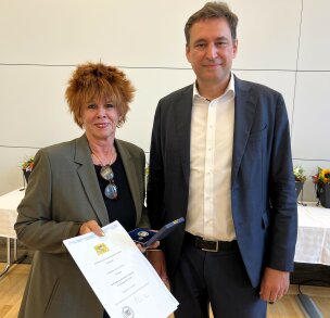 Justizmedaille 2025 Justizminister Eisenreich mit Beate Kreitmaier