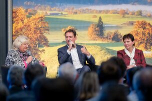 115 Foto 3 Forum Zivilprozess Der Zukunft Prof. Dr. Bettina Mielke _justizminister Georg Eisenreich Dr. Heike Neuhaus_