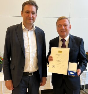 Justizmedaille 2025 Justizminister Eisenreich mit Andreas Karl