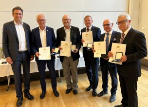 Justizmedaille 2025 Justizminister Eisenreich mit den ehrenamtlichen Handelsrichtern