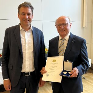 Justizmedaille 2025 Justizminister Eisenreich mit Leonhard Dunstheimer