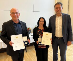 Justizmedaille 2025 Justizminister Eisenreich mit Lydia Bergida und Marco Limberg