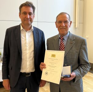 Justizmedaille 2025 Justizminister Eisenreich mit Dr. Hans Dworzak