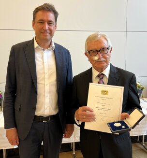 Justizmedaille 2025 Justizminister Eisenreich mit Friedrich Leonhardt