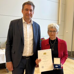 Justizmedaille 2025 Justizminister Eisenreich mit Cornelia Schuh-Stötzel