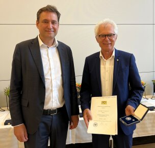 Justizmedaille 2025 Justizminister Eisenreich mit Jürgen Steigmüller
