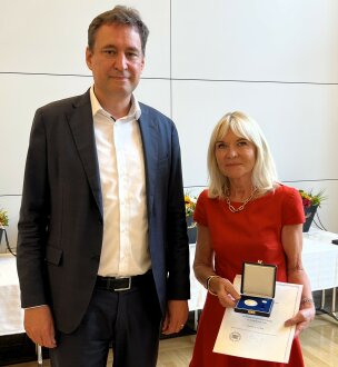 Justizmedaille 2025 Justizminister Eisenreich mit Dr. Petra Neuner