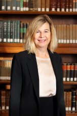 048 Dr. Karin Angerer